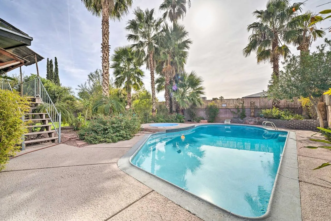 펜션 Vegas Oasis Home With Pool And Spa 7 Miles To Strip 라스베이거스 미국