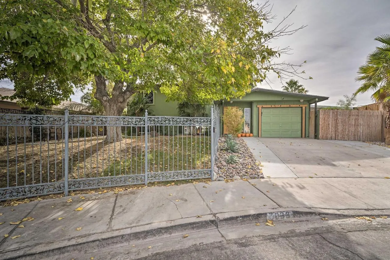 펜션 Vegas Oasis Home With Pool And Spa 7 Miles To Strip 라스베이거스