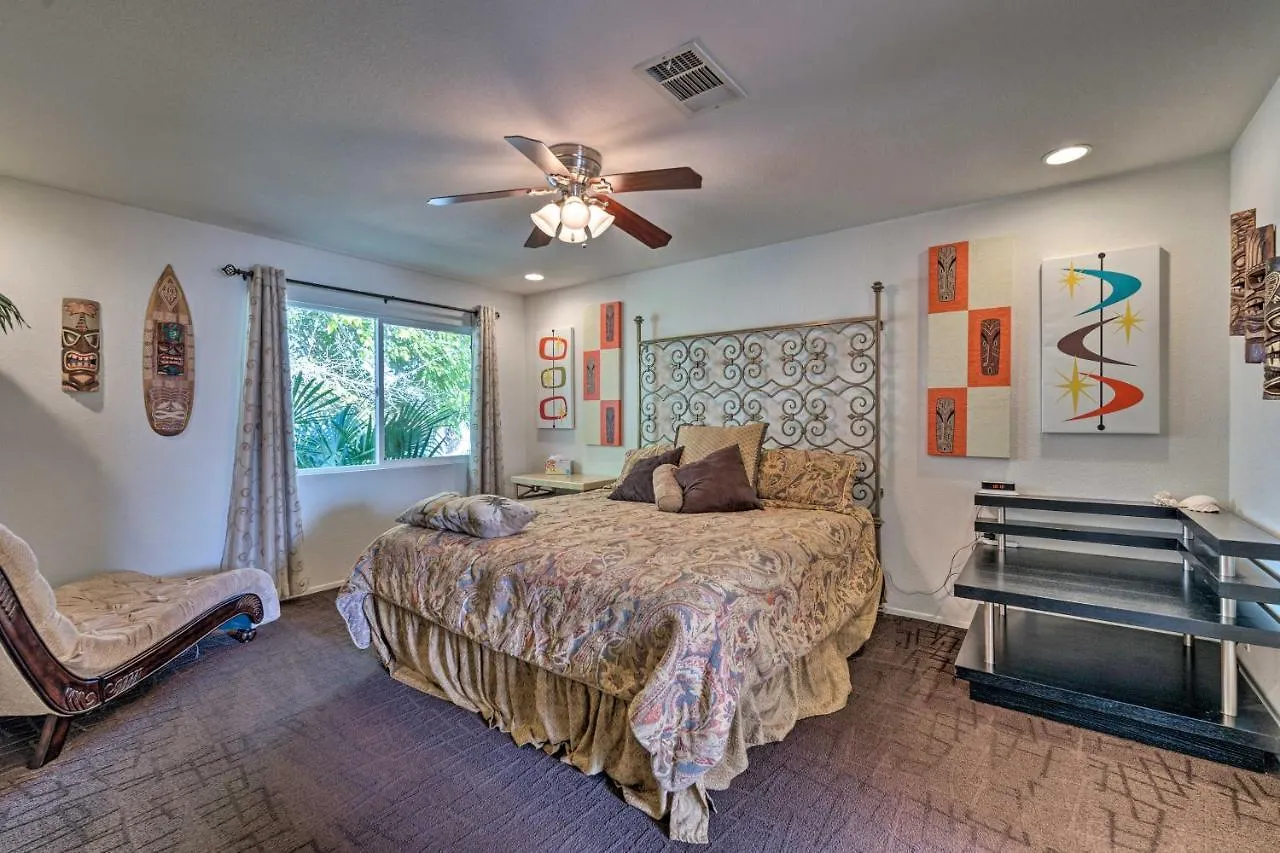 펜션 Vegas Oasis Home With Pool And Spa 7 Miles To Strip 라스베이거스 미국